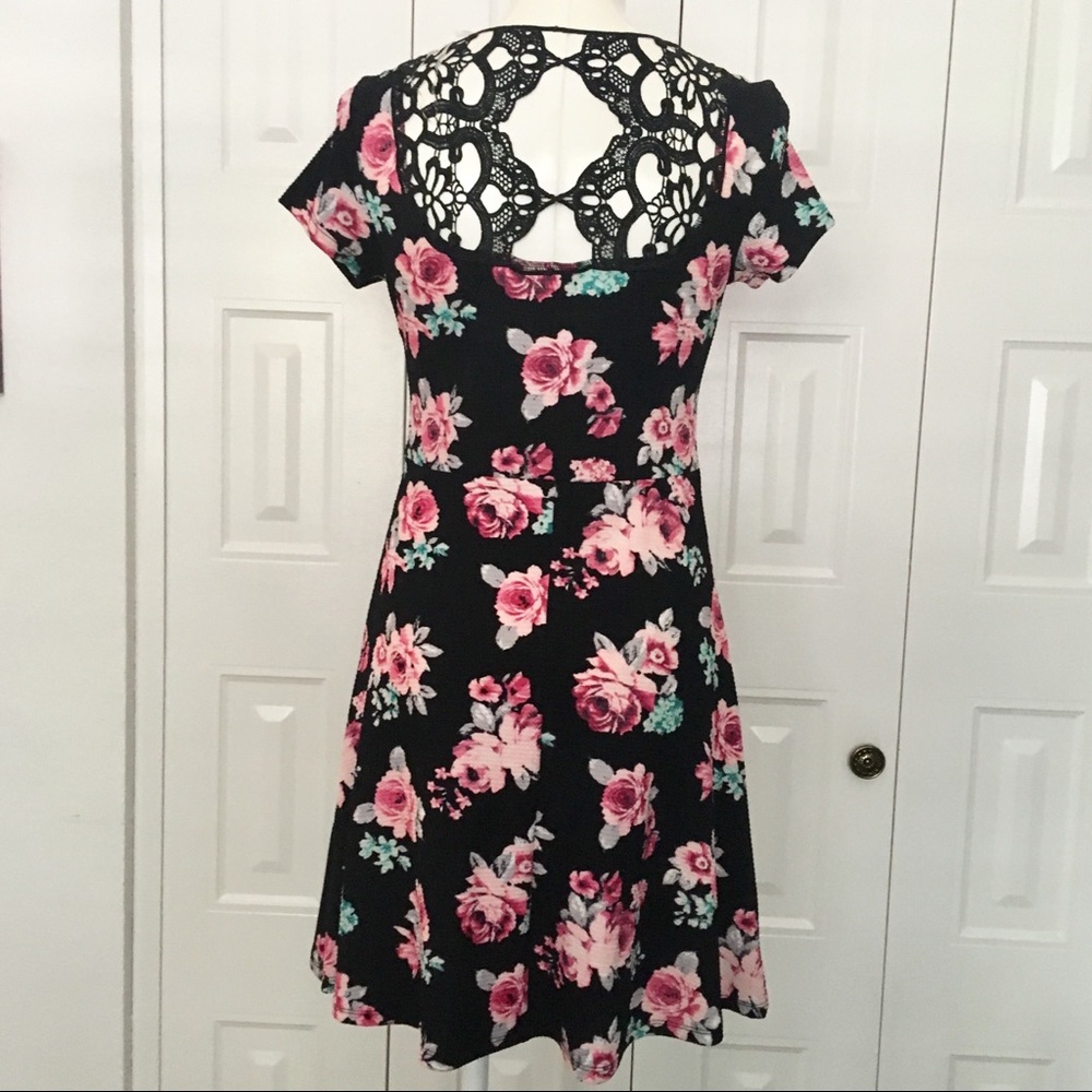 NEW Cute caged back black floral dress - Picture 3 of 8